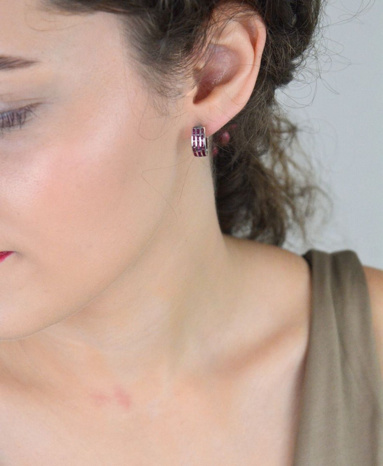 Eleganckie kolczyki damskie srebrne próba 925 w formie kół, zdobione naturalnymi rubinami. Bezpieczne zapięcie angielskie. Idealne na prezent i na co dzień. Model K1167.1.jpg